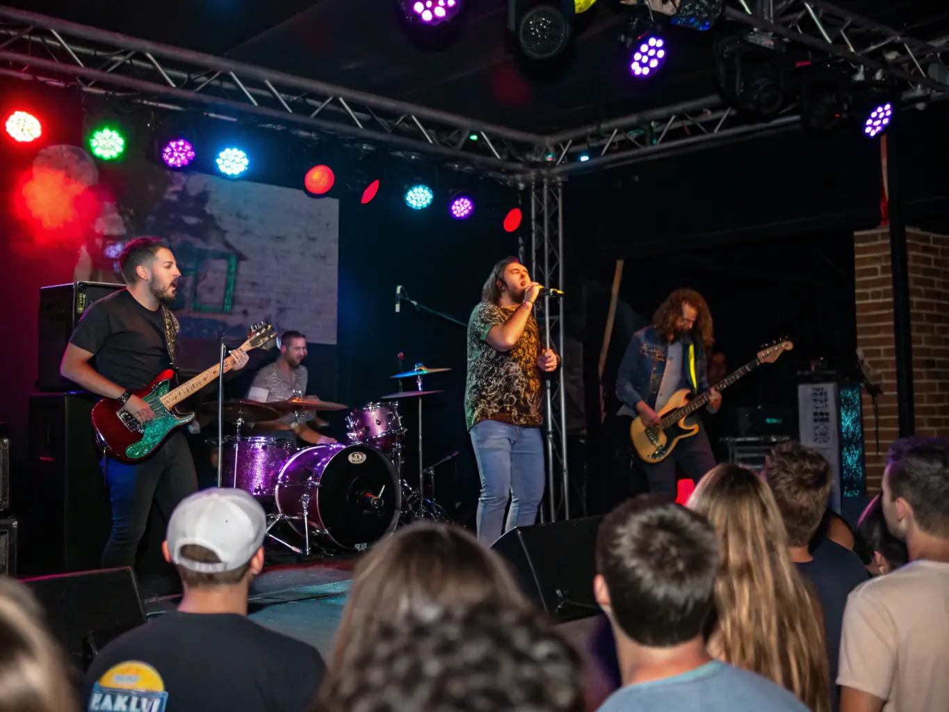 A vibrant image of a live music performance at a GROSSO MODO-supported event, highlighting the organization's role in promoting diverse cultural experiences.